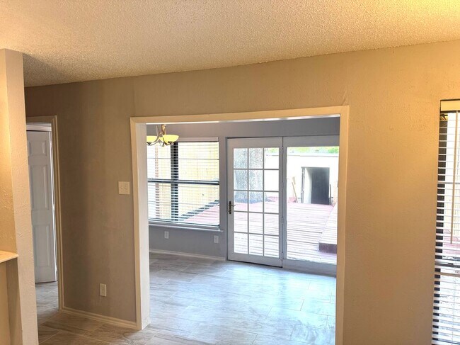 Building Photo - 312 Valley Park Dr