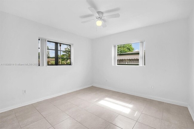 Building Photo - 1050 NE 156th St