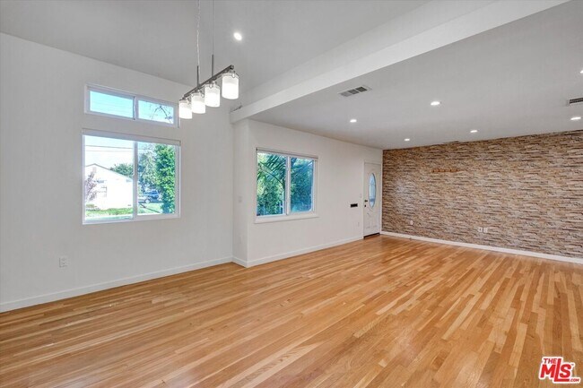 Building Photo - 5400 W 82nd St