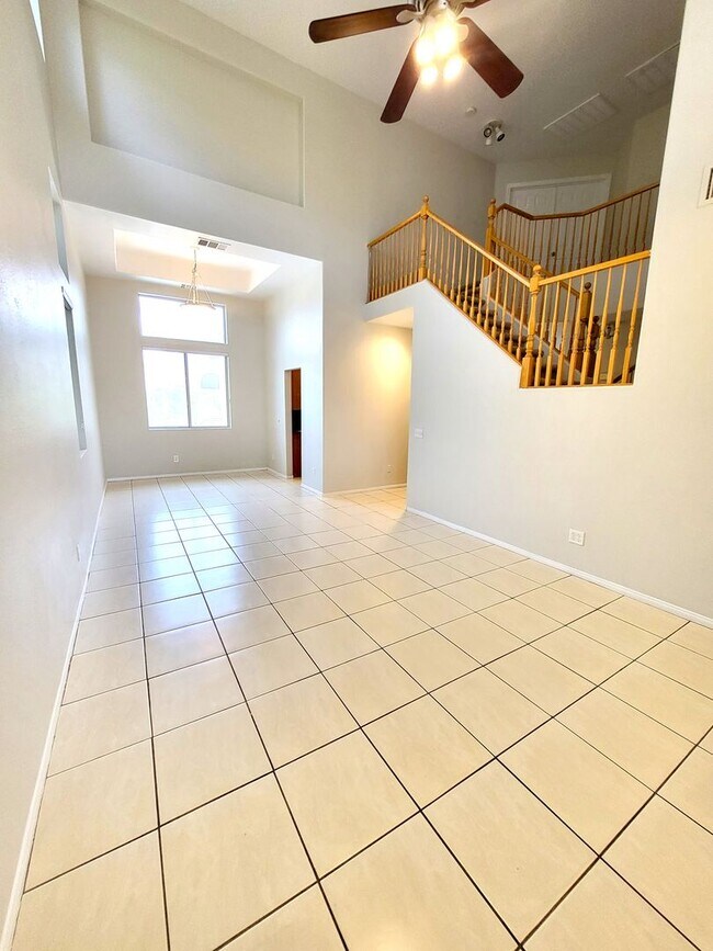 Building Photo - 4 Bedroom House, Private Pool,  Large Pets Welcome