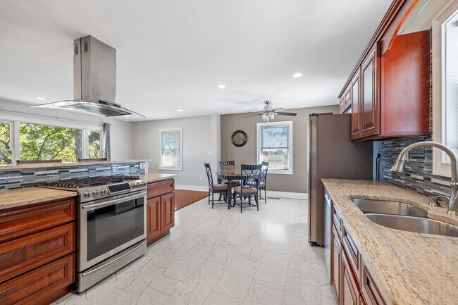 Building Photo - 1352 Smith Rd