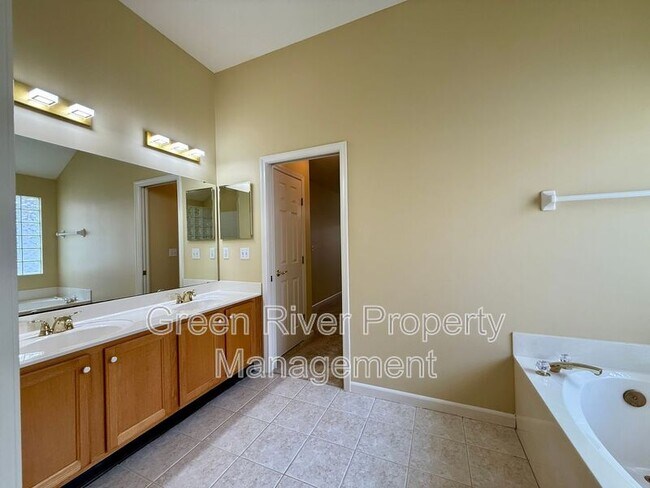 Building Photo - 8716 Canopy Oaks Dr
