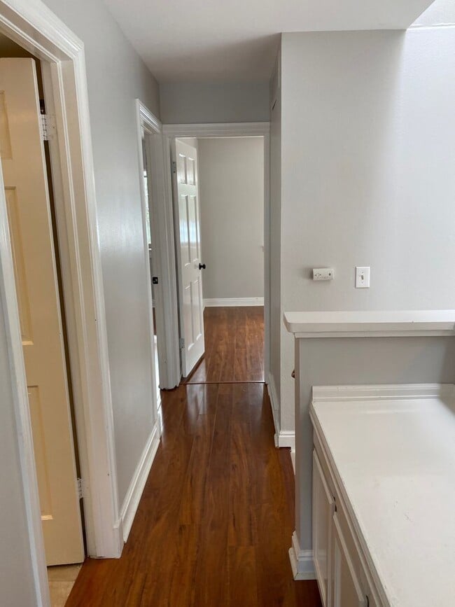 Building Photo - 4 Bed 3.5 Bath Wonderland Hill Townhouse. ...