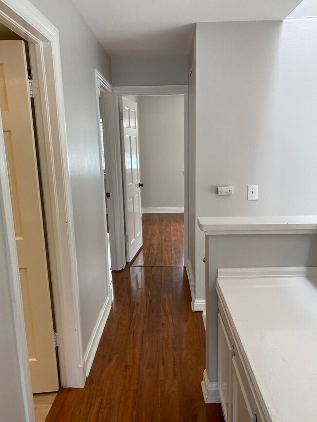 Building Photo - 4 Bed 3.5 Bath Wonderland Hill Townhouse