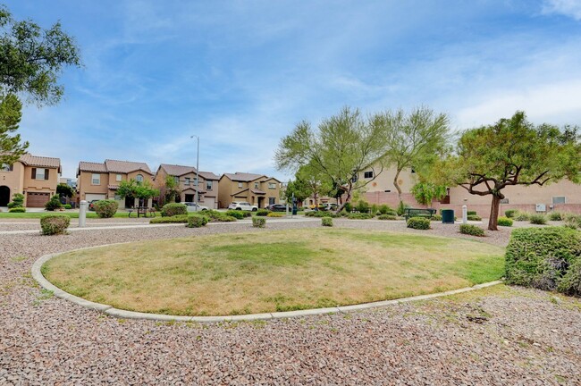 Building Photo - Beautiful 3 bedroom/2.5 baths located acro...