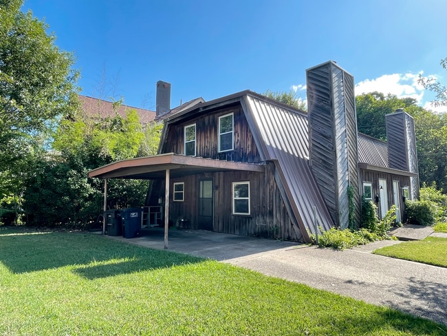 Building Photo - Affordable 2-Bedroom in the Heart of the A...