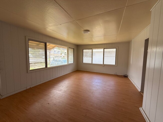 Building Photo - Single level 3 bedroom/1.5 Bath