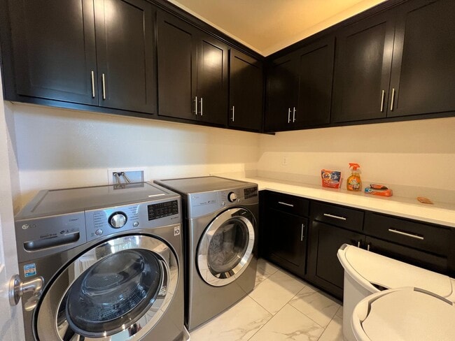 Building Photo - Beautiful Home Near Parks, Travel, And More!