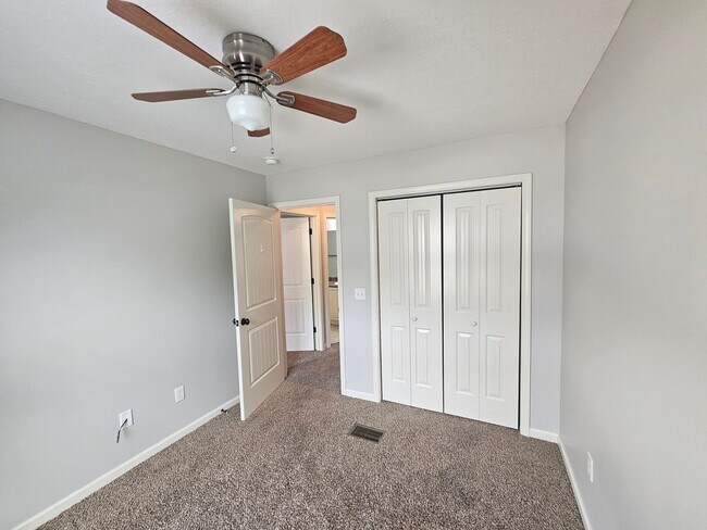 Building Photo - Modern 3Bed/2.5-Ba Townhome in PCB – Resor...