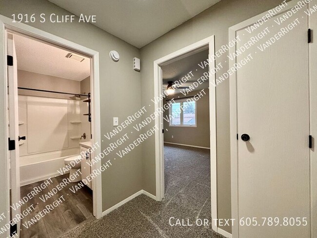 Building Photo - Updated 2 Bedroom 1.5 Bathroom Home with 2...