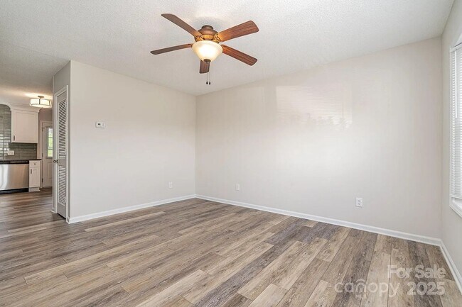Building Photo - Fully Remodeled | 2BR/1.5BA Condo | Willowbrook