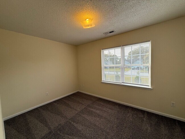 Building Photo - 2 bedroom, 2.5 Bath Townhouse