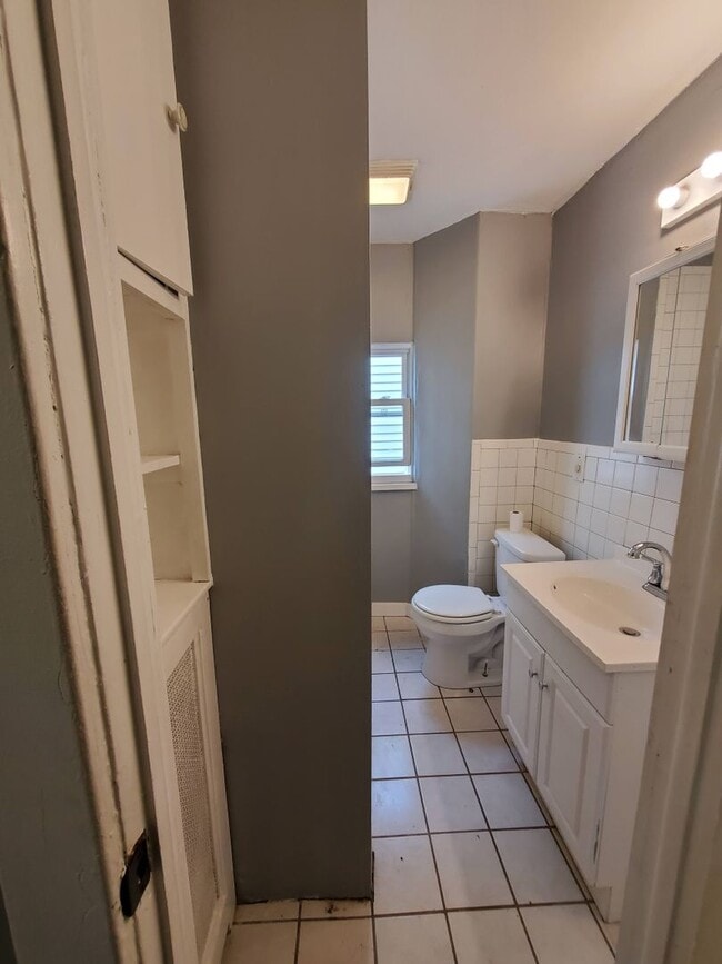 Building Photo - Single Family Home w/ HUGE Yard