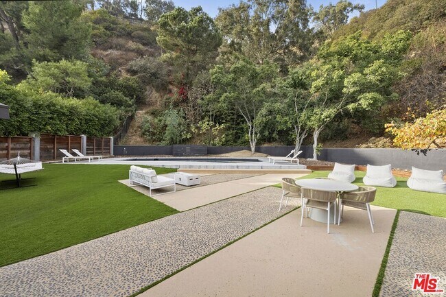 Building Photo - 9289 Swallow Dr