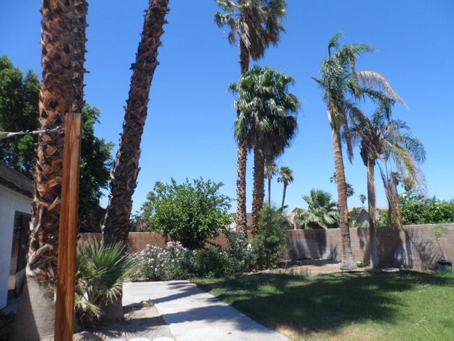 Building Photo - Spacious 2 Bed/2 Bath Home In Cathedral City!