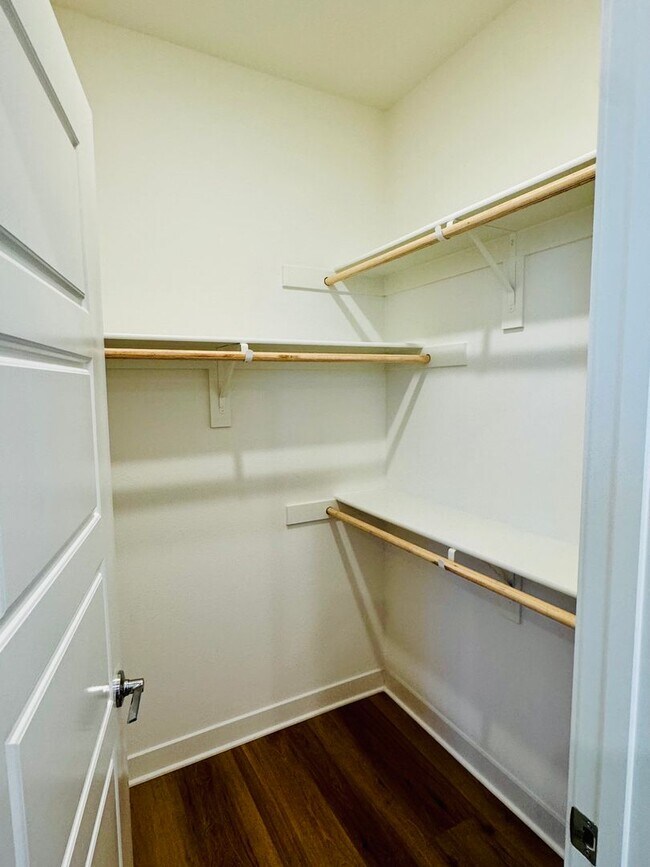 Building Photo - Gorgeous Three Bedroom Townhome For Rent i...