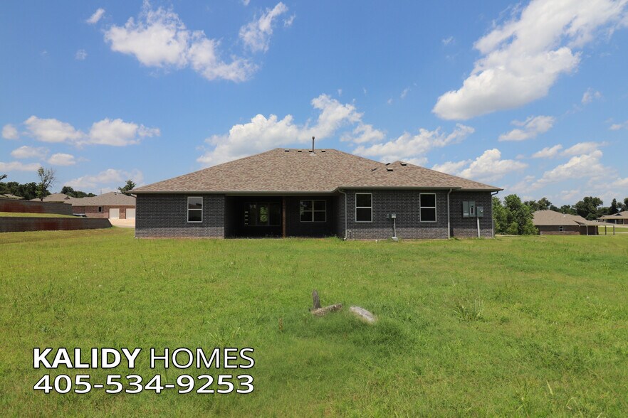 Building Photo - 17610 Salma Rd