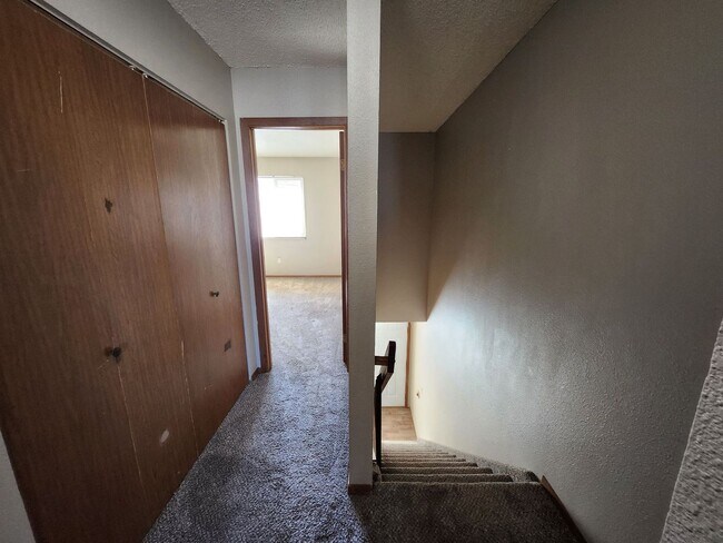 Building Photo - Well Maintained Townhome!