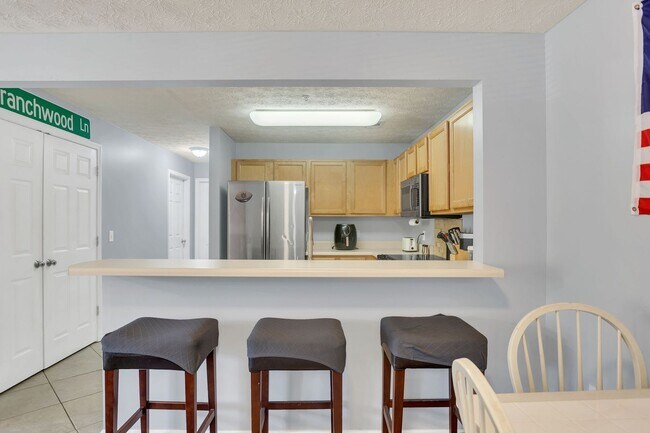 Building Photo - Southern Edge Condo Just Steps from Campus