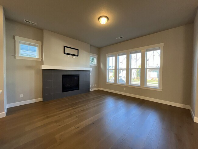 Building Photo - 3-Bedroom Home in Reed’s Crossing with Luxurious Primary Suite & Open Floor Plan, Fireplace, Wash...