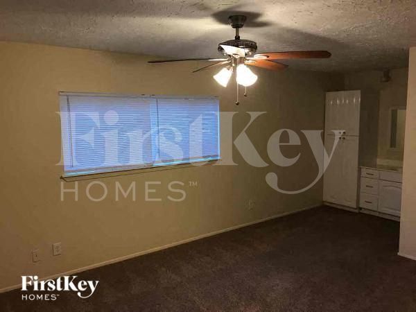 Building Photo - 2418 Aprilmont Dr