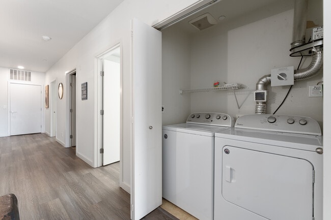 Building Photo - 2220 W Woodin Ave