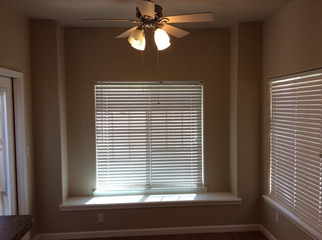 Building Photo - 2 bedroom Condo in a gated community. 1 Ca...