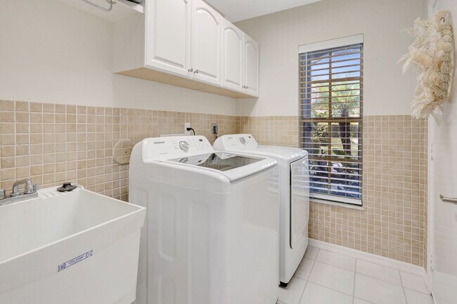 Building Photo - 6726 Sloane Pl