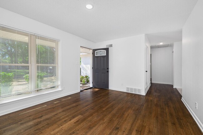 Building Photo - 3 bedroom, 2 bath recently renovated in So...