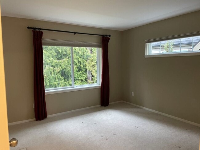 Building Photo - Stunning End Unit Townhome in desirable Redmond Ridge neighborhood; 2BD/2BA