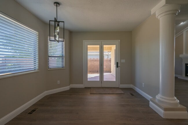 Building Photo - Spacious 6 Bedroom Home with a Balcony!