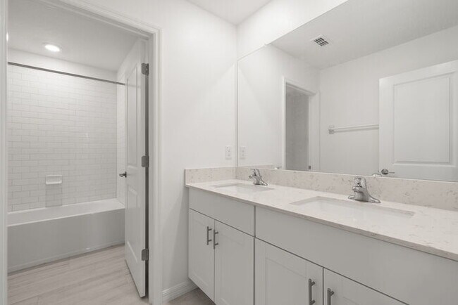 Building Photo - LIKE  NEW Home For Rent in Zephyrhills!