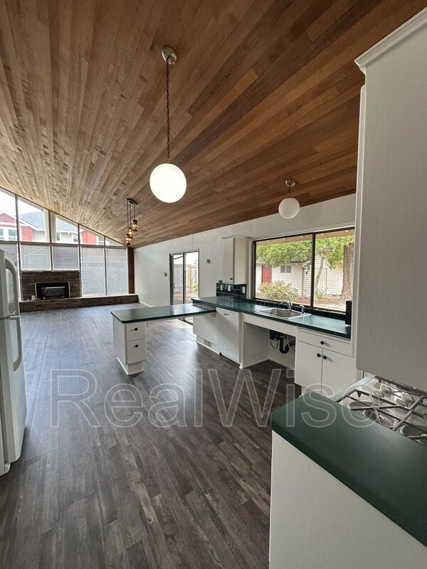 Building Photo - 7730 SW Eaker Pl