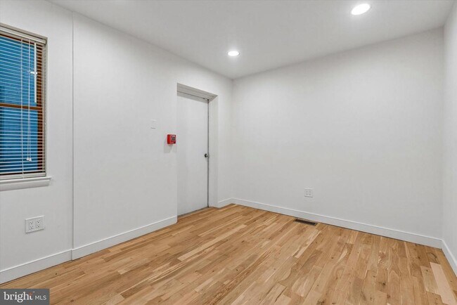 Building Photo - 530 S 15th St