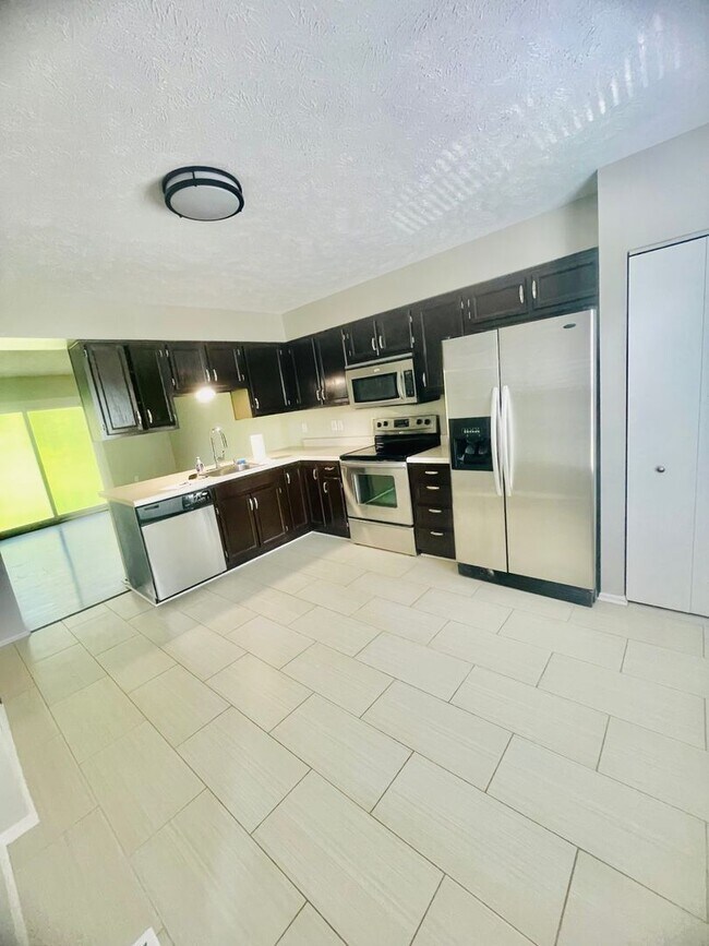 Building Photo - 3-Bedroom 2.5 bath Townhome in Imperial – Style, Space & Sophistication