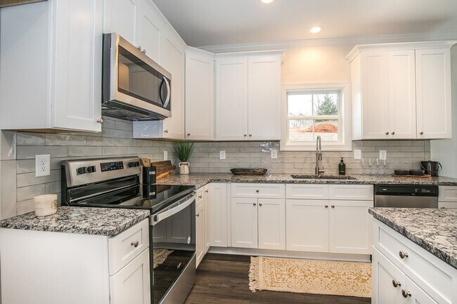 Building Photo - Luxury 2-Bedroom Townhome for Rent in Chimney Oaks – Golf Community Living!