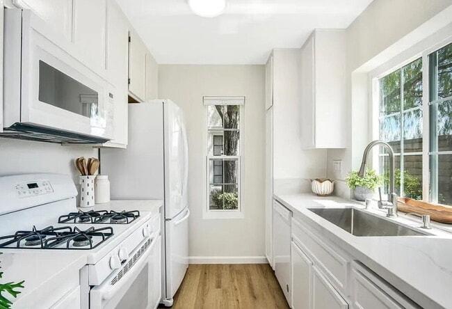 Building Photo - Sun Ridge 1 bedroom ground level beauty! T...