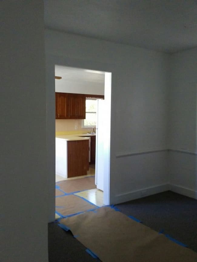 Building Photo - Bungalow Located Just Outside of Town