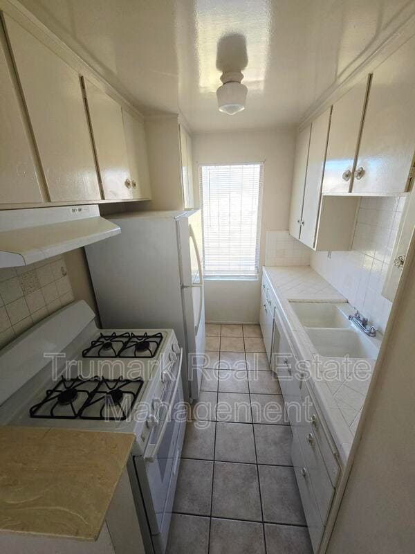 Primary Photo - 4619 Lexington Ave