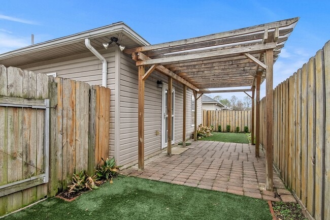 Building Photo - Cozy 3 Bed 2 Bath Available January 2026!