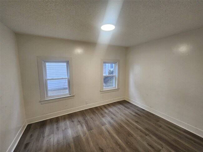 Building Photo - 28 Mather St