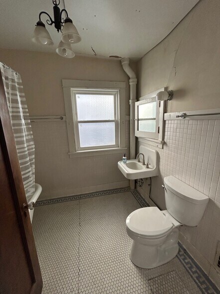 Building Photo - 450 W Washington Ave