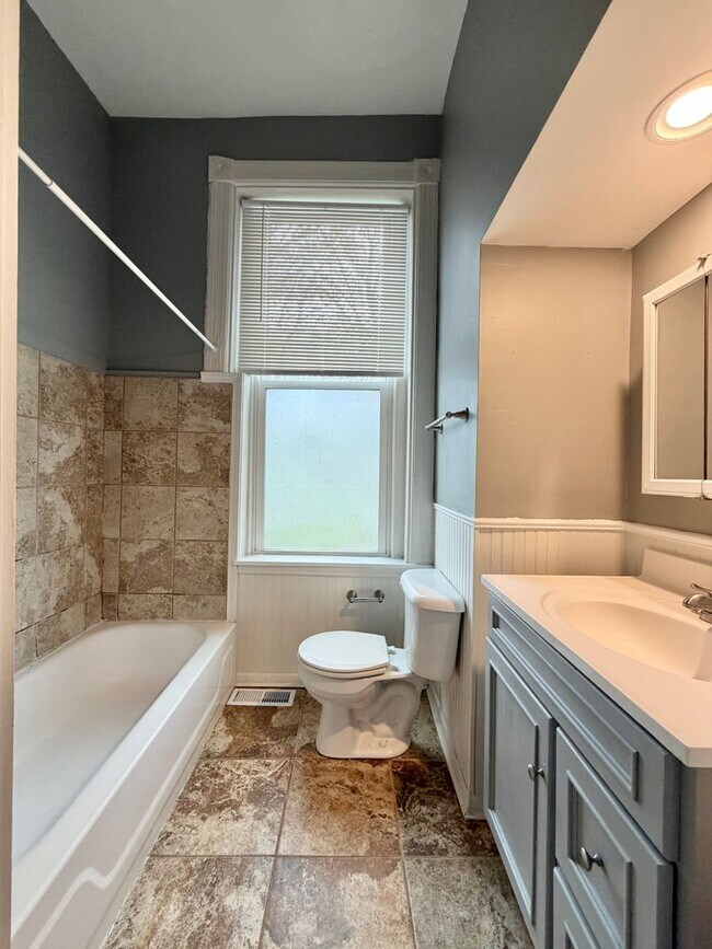 Building Photo - 447 Warner St