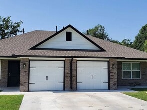 Building Photo - 2 Bed | 1 Bath Luxury Duplex