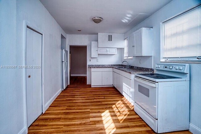 Building Photo - 3438 SW 2nd St