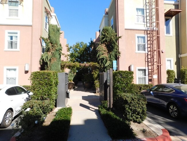 Building Photo - Beautiful Tri Level 2 Bed 2.5 Bath Single ...