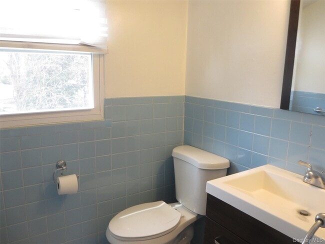 Building Photo - 327 Town Line Rd