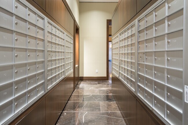 Building Photo - 7 Riverway Dr
