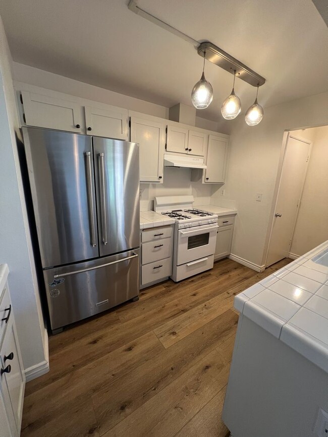 Building Photo - Lovely West Side Ventura Condo