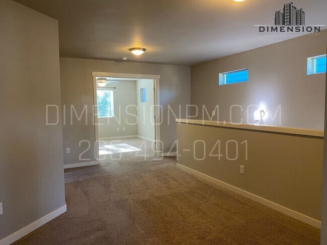 Building Photo - Spacious 4 Bed, 2.5 Bath Home with Garage ...